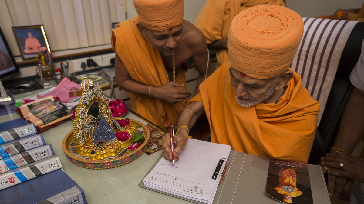 Param Pujya Mahant Swami sanctifies Gondal Mandir account books