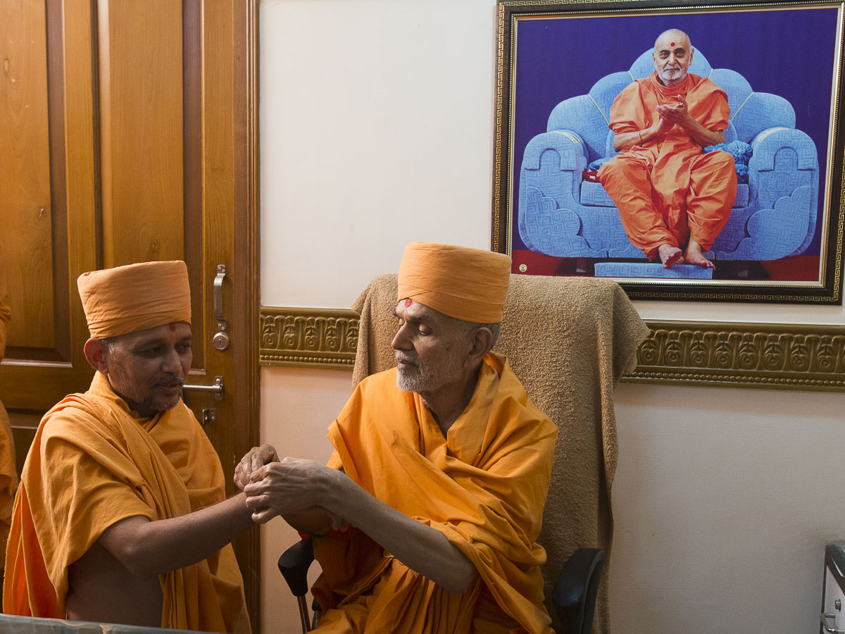 Param Pujya Mahant Swami blesses Divyapurush Swami