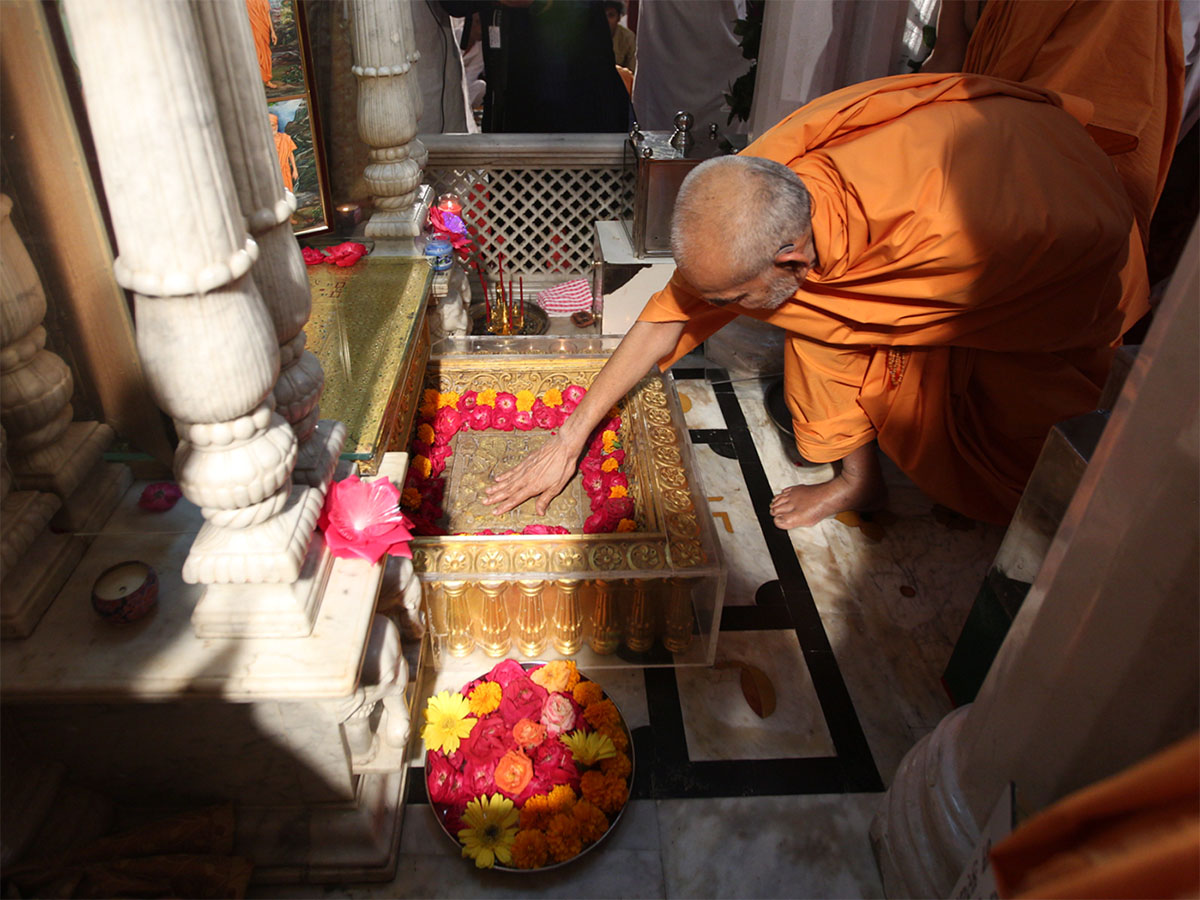 Param Pujya Mahant Swami reverentially touches holy charnarvind of Bhagwan Swaminarayan