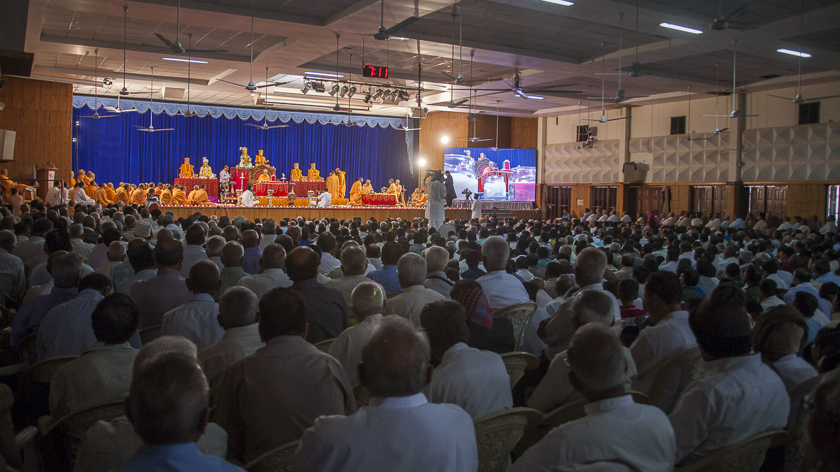 Devotees doing darshan of Param Pujya Mahant Swami's puja and new year mahapuja