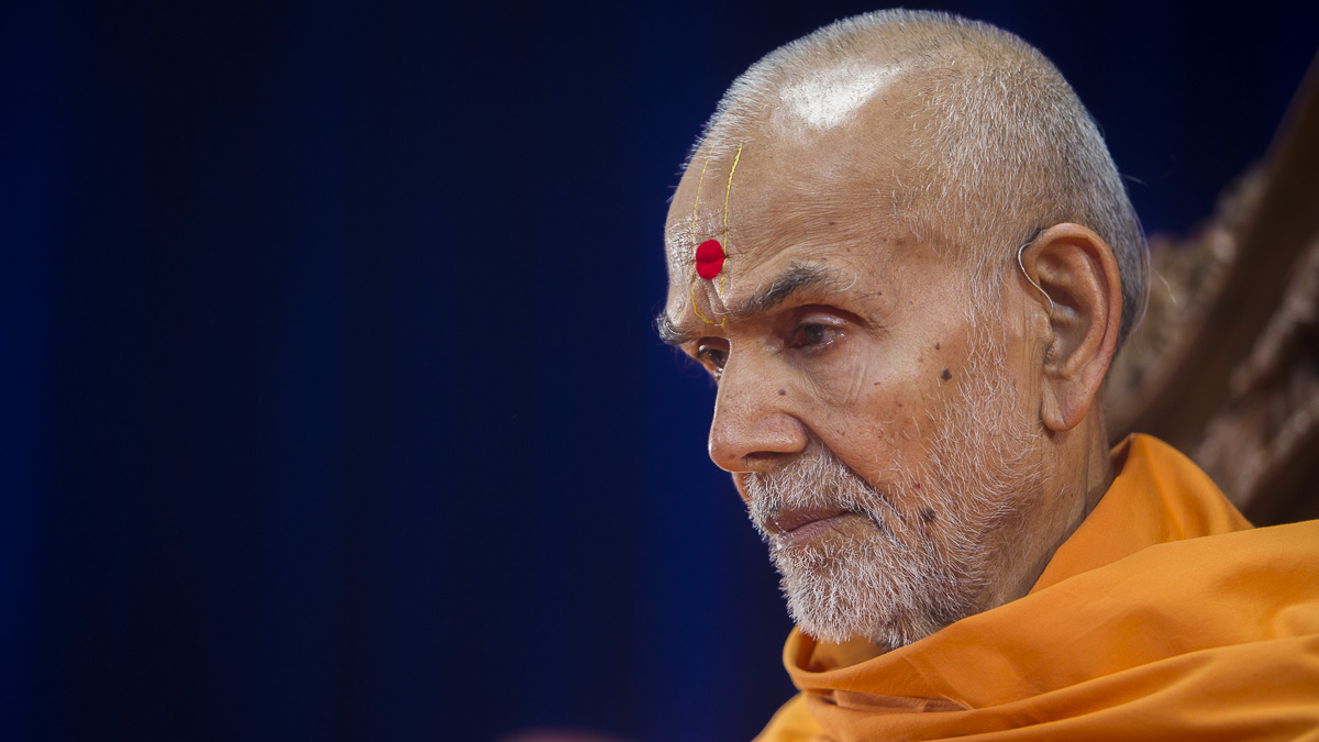 Param Pujya Mahant Swami performs his morning puja