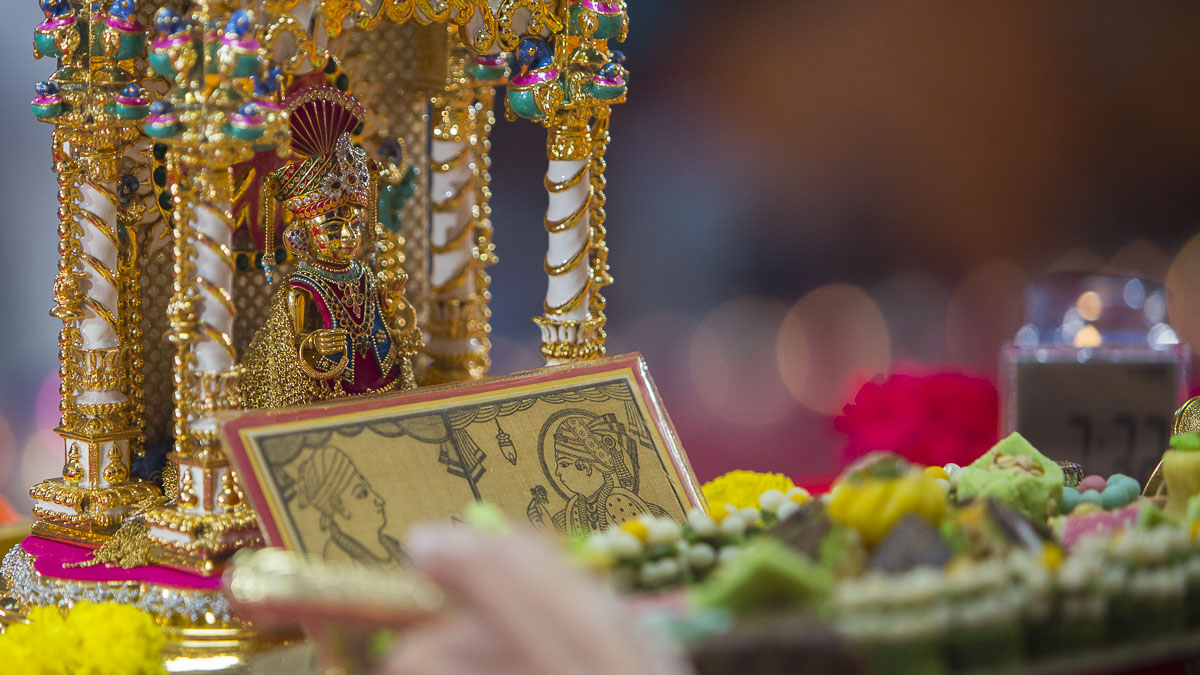 Thal offered to Shri Harikrishna Maharaj