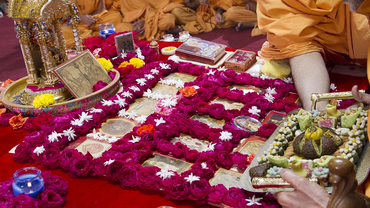 Param Pujya Mahant Swami offers thal to Thakorji in his morning puja