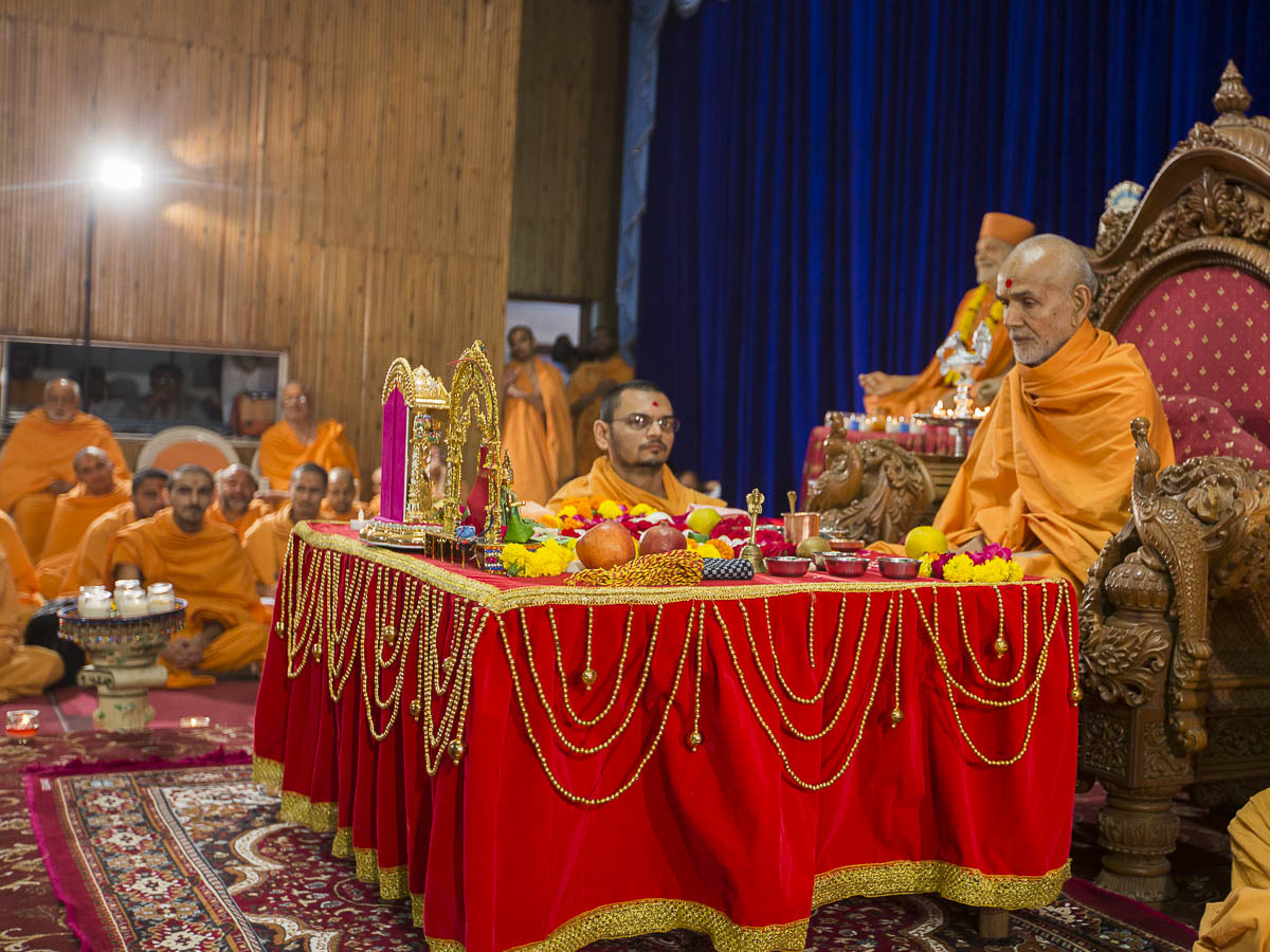 Param Pujya Mahant Swami performs New Year mahapuja
