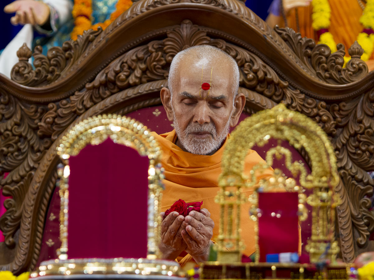 Param Pujya Mahant Swami offers mantra-pushpajali