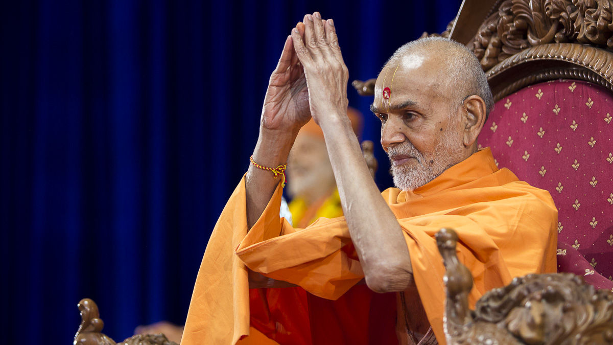 Param Pujya Mahant Swami blesses all