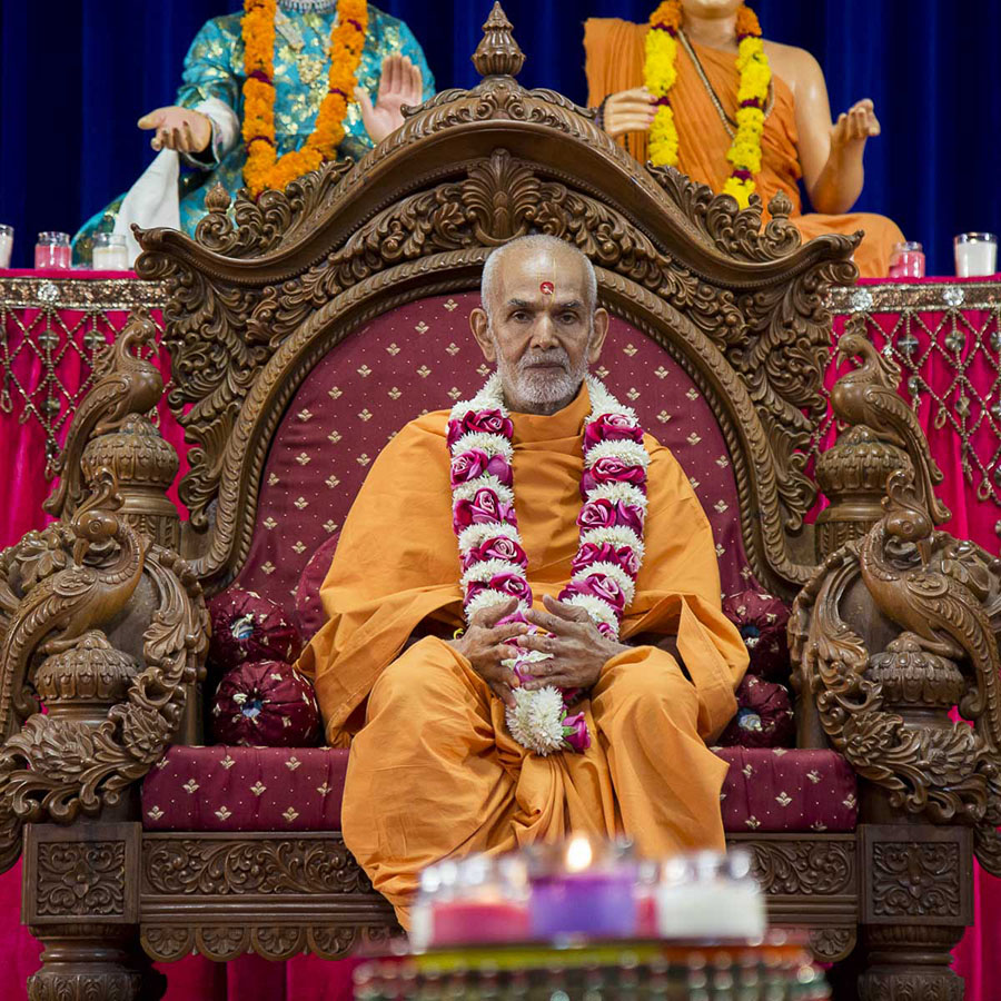 Param Pujya Mahant Swami honored with a garland