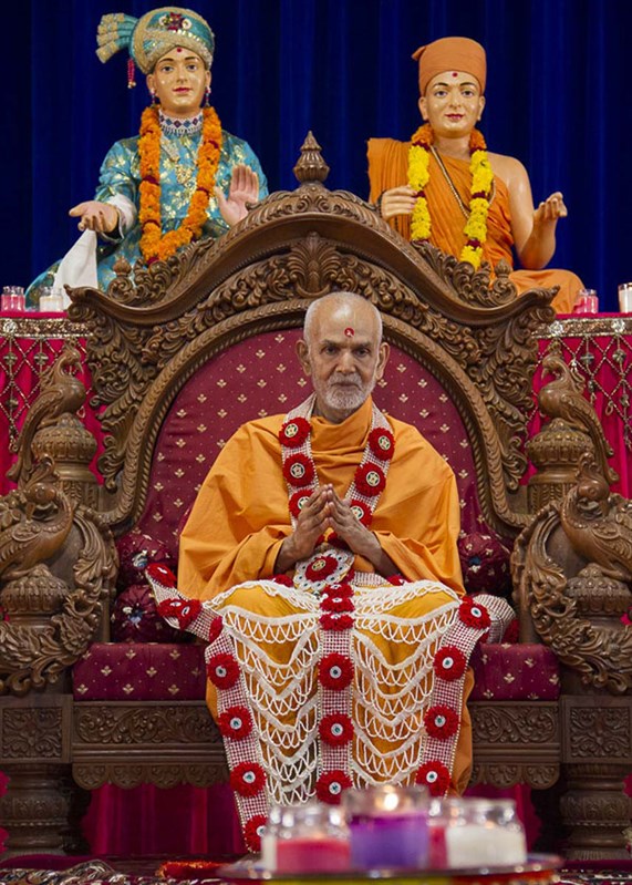Param Pujya Mahant Swami honored with a garland and shawl