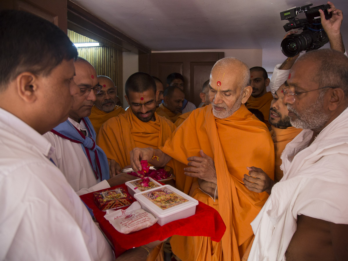Param Pujya Mahant Swami sanctifies annakut prasad