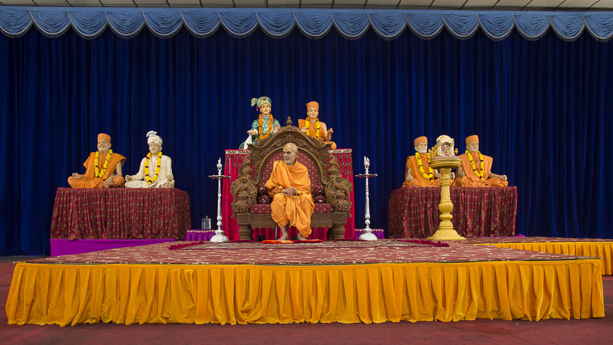 Param Pujya Mahant Swami during the New Year satsang assembly