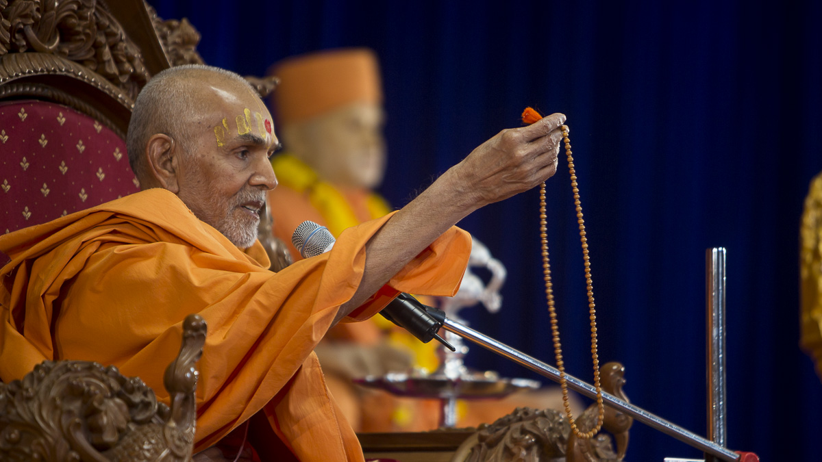 Param Pujya Mahant Swami blesses devotees on the occasion of New Year