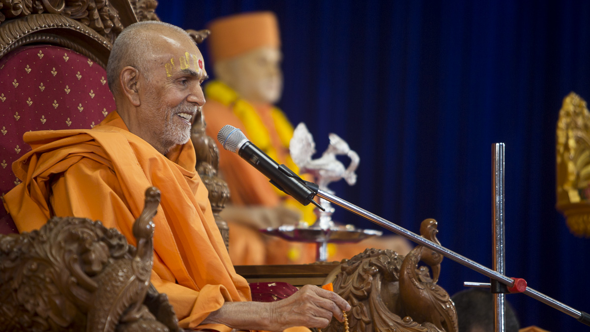 Param Pujya Mahant Swami blesses devotees on the occasion of New Year