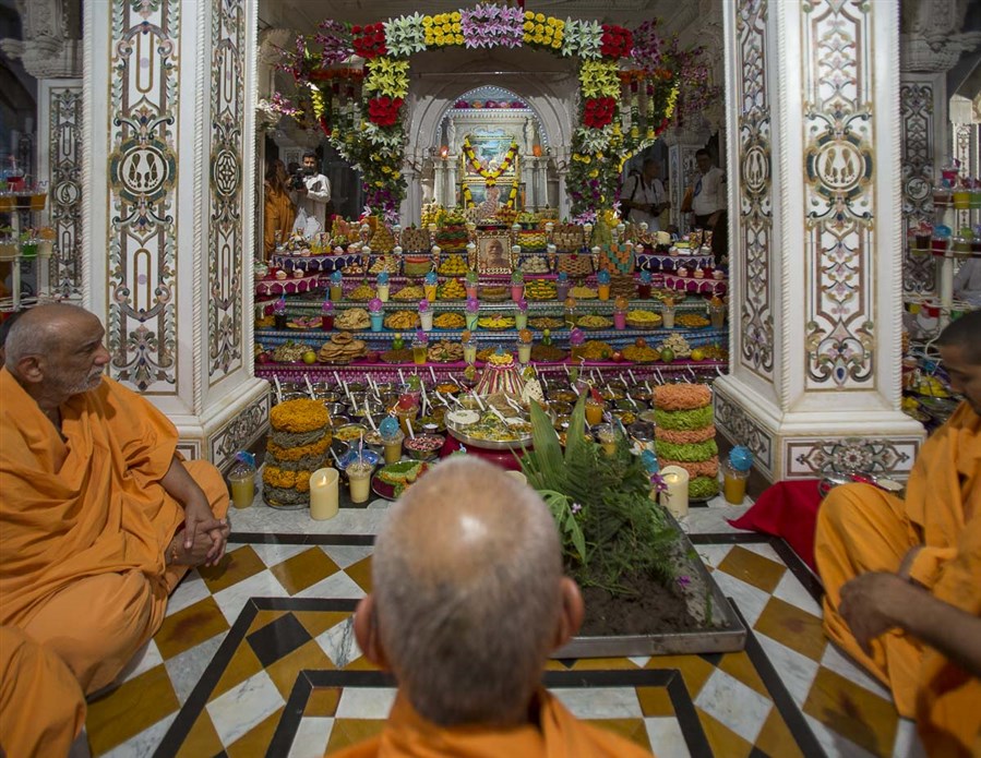 Param Pujya Mahant Swami engrossed in darshan of annakut