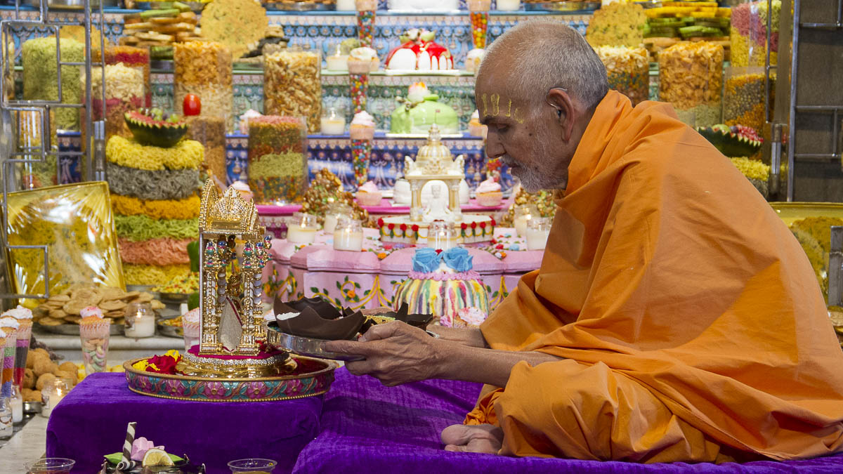 Param Pujya Mahant Swami offers thal to Shri Harikrishna Maharaj