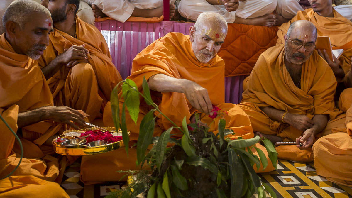 Param Pujya Mahant Swami performs goverdhan puja