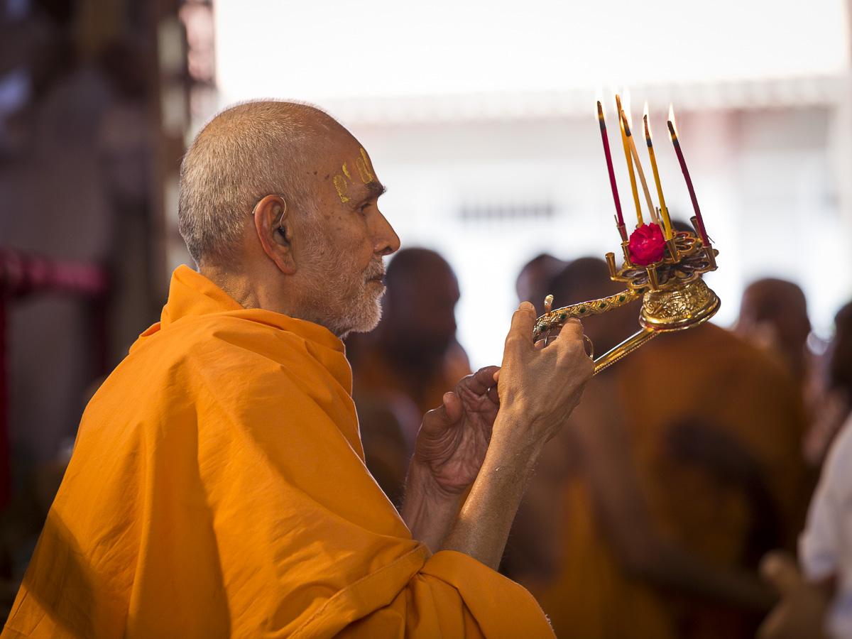 Param Pujya Mahant Swami performs annakut arti