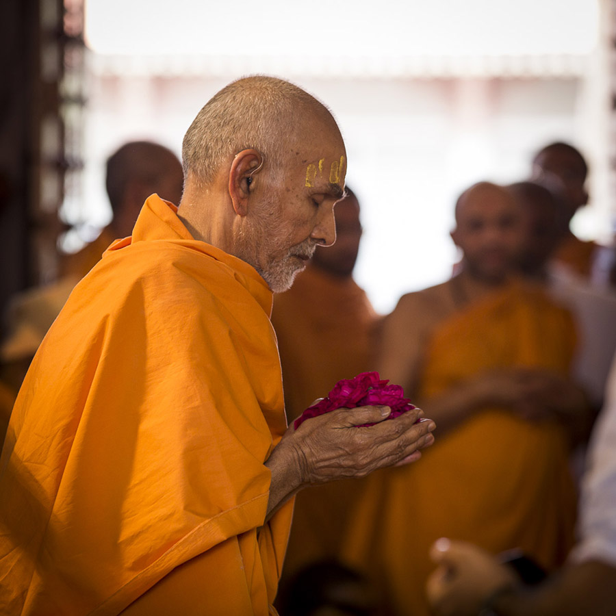 Param Pujya Mahant Swami offers mantra-pushpanjali