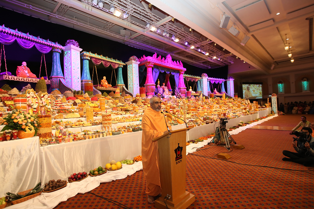 Yogvivek Swami conveys Mahant Swami Maharaj's new year blessings