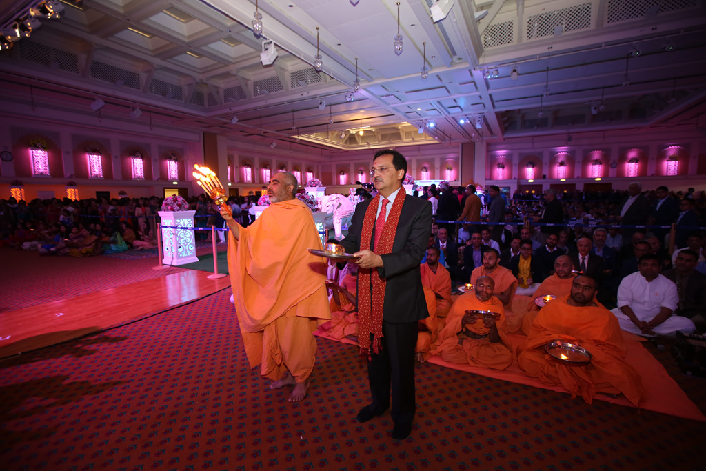 Yogvivek Swami and High Commissioner perform Rajbhog Arti