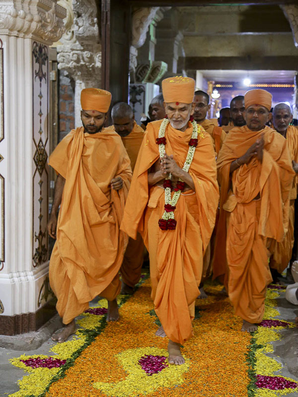 Param Pujya Mahant Swami arrives at BAPS Shri Swaminarayan Mandir, Gondal, 27 Oct 2016