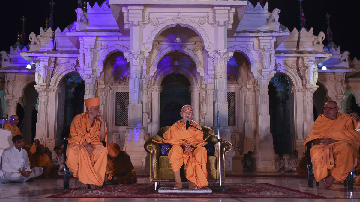 Param Pujya Mahant Swami blesses the welcome assembly, 27 Oct 2016