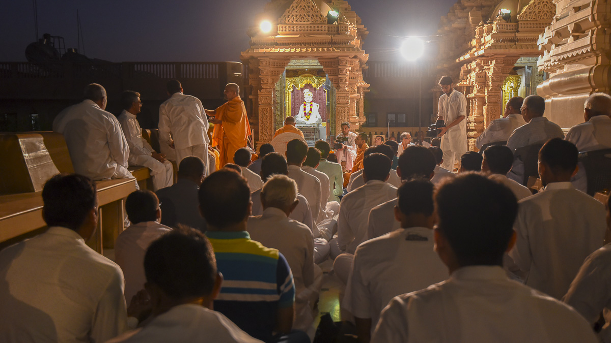 Devotees during mahapuja rituals, 28 Oct 2016
