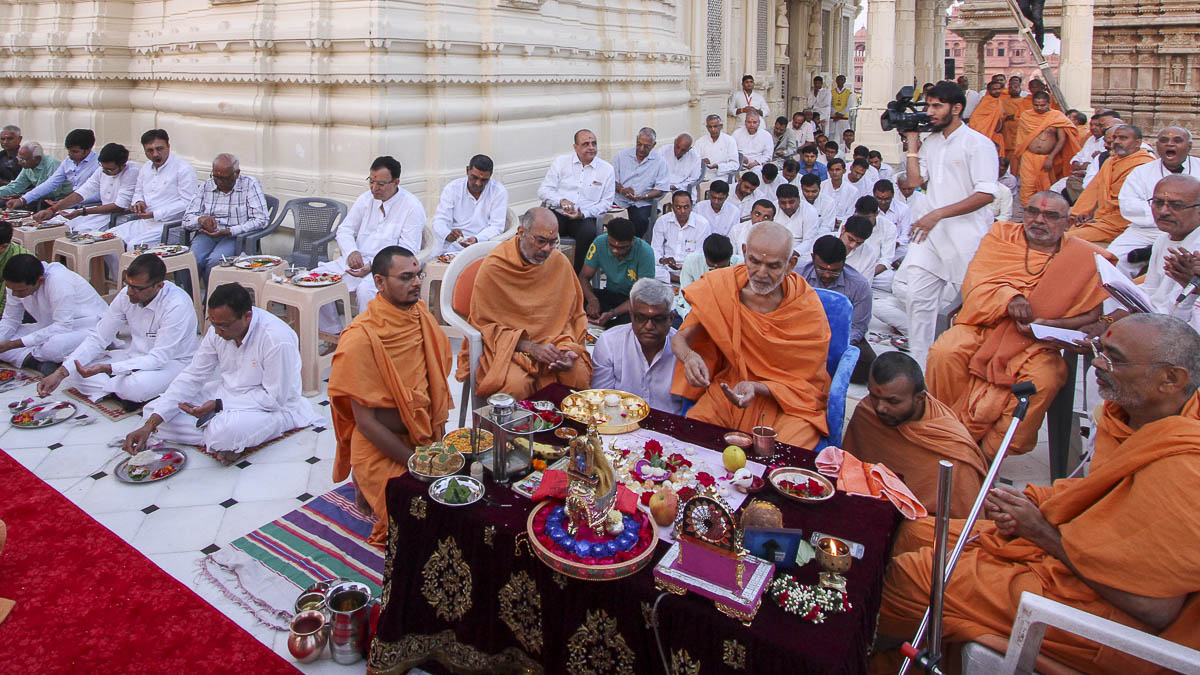 Param Pujya Mahant Swami performs patotsav mahapuja rituals, 28 Oct 2016