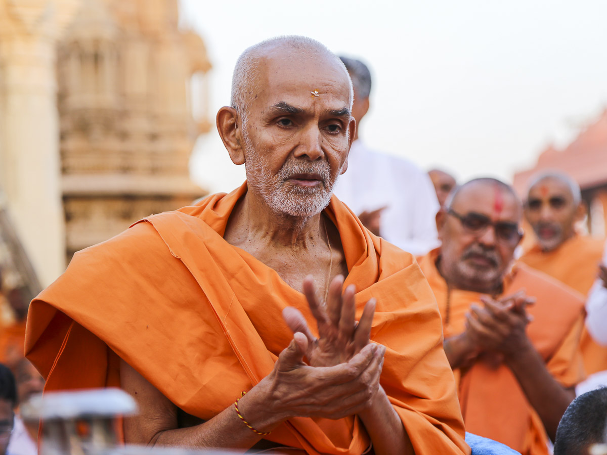 Param Pujya Mahant Swami performs mahapuja rituals, 28 Oct 2016