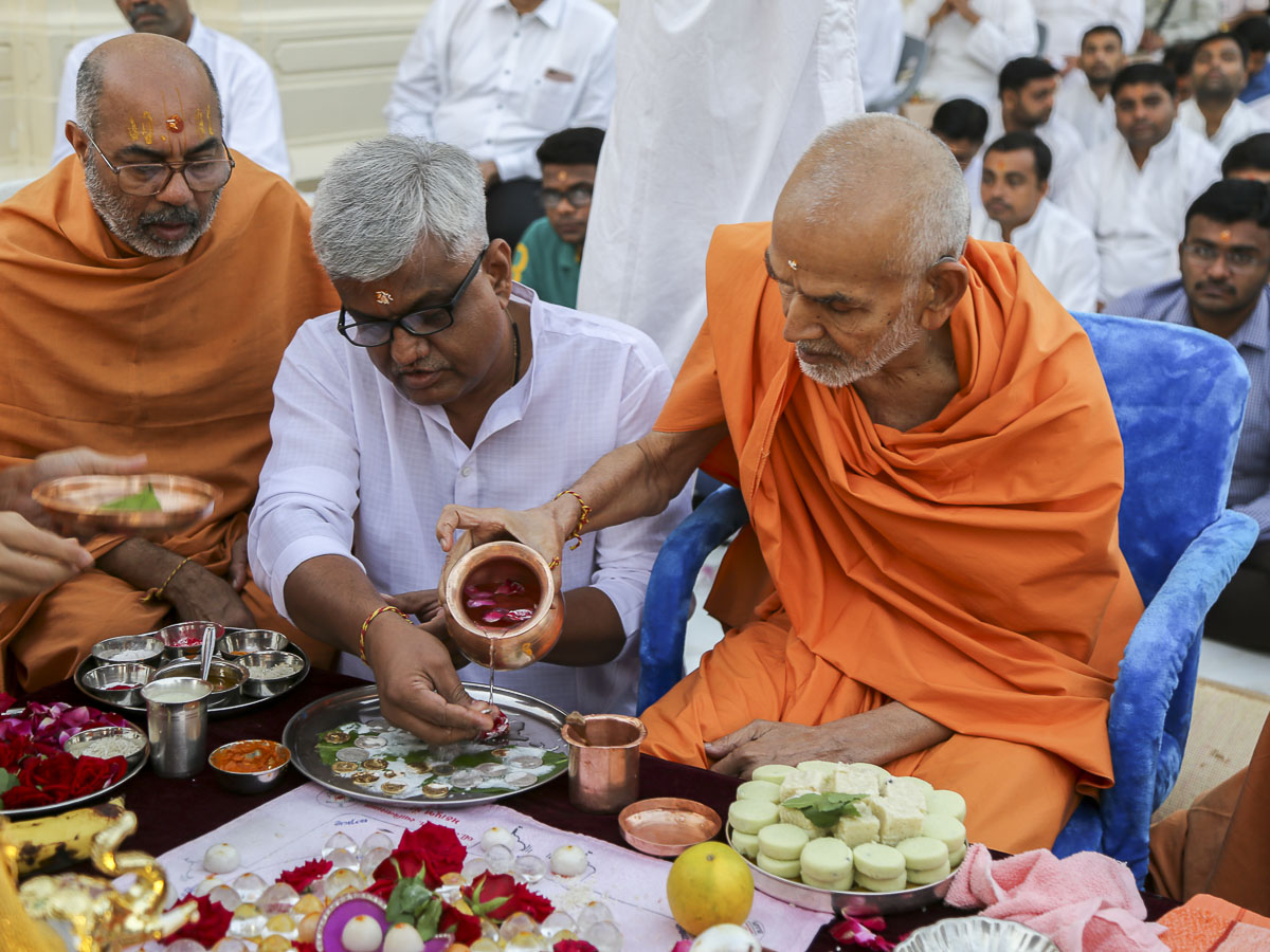 Param Pujya Mahant Swami performs mahapuja rituals, 28 Oct 2016