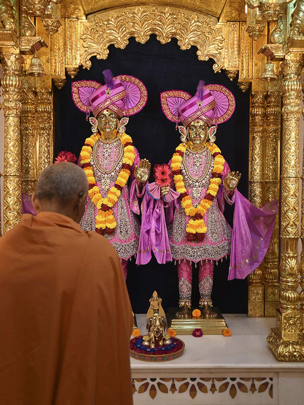 Param Pujya Mahant Swami engrossed in darshan of Thakorji, 28 Oct 2016