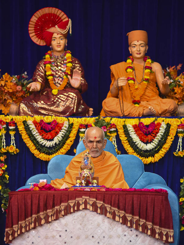 Param Pujya Mahant Swami performs his morning puja, 28 Oct 2016