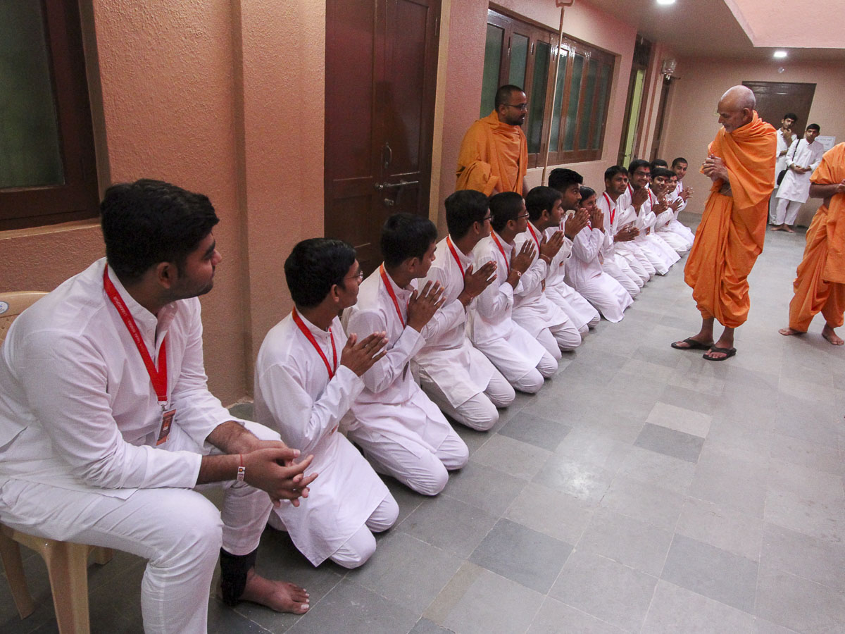 Youths of Yuva Talim Kendra doing darshan of Param Pujya Mahant Swami, 29 Oct 2016