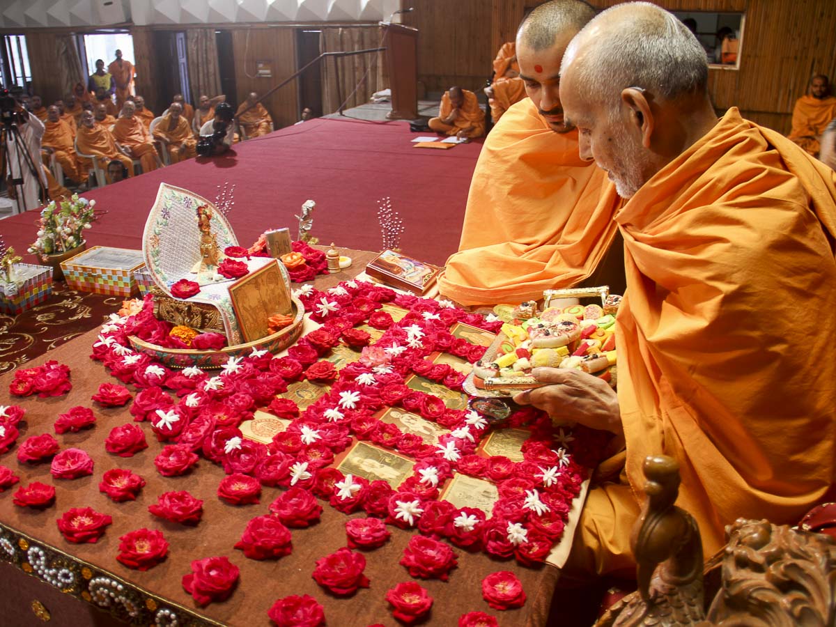 Param Pujya Mahant Swami performs his morning puja, 29 Oct 2016