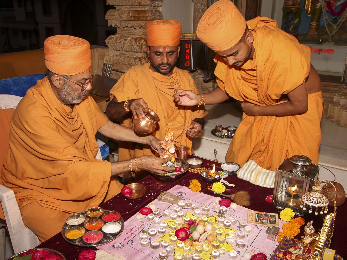 Dharmacharan Swami performs Shri Hanuman puja, 29 Oct 2016