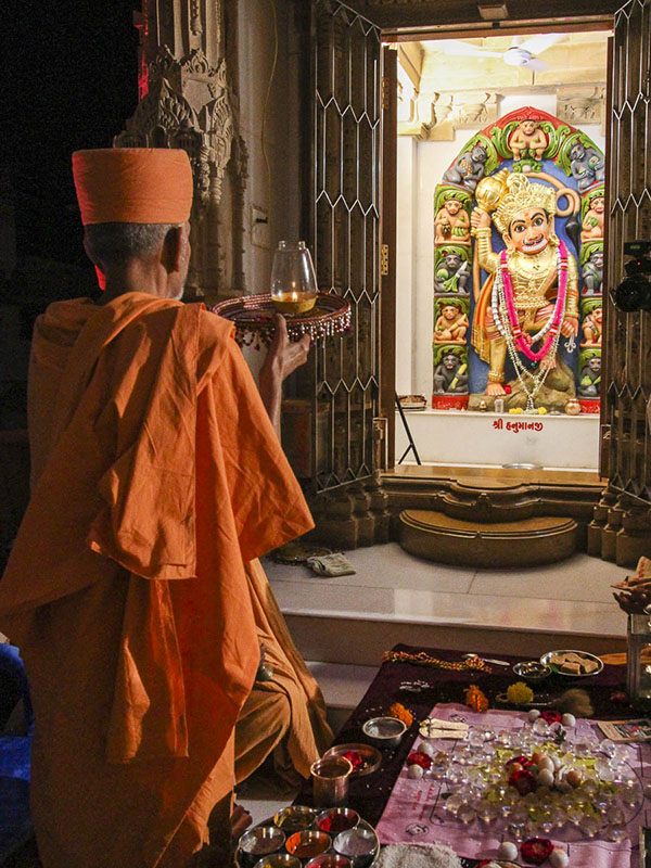 Param Pujya Mahant Swami performs arti, 29 Oct 2016
