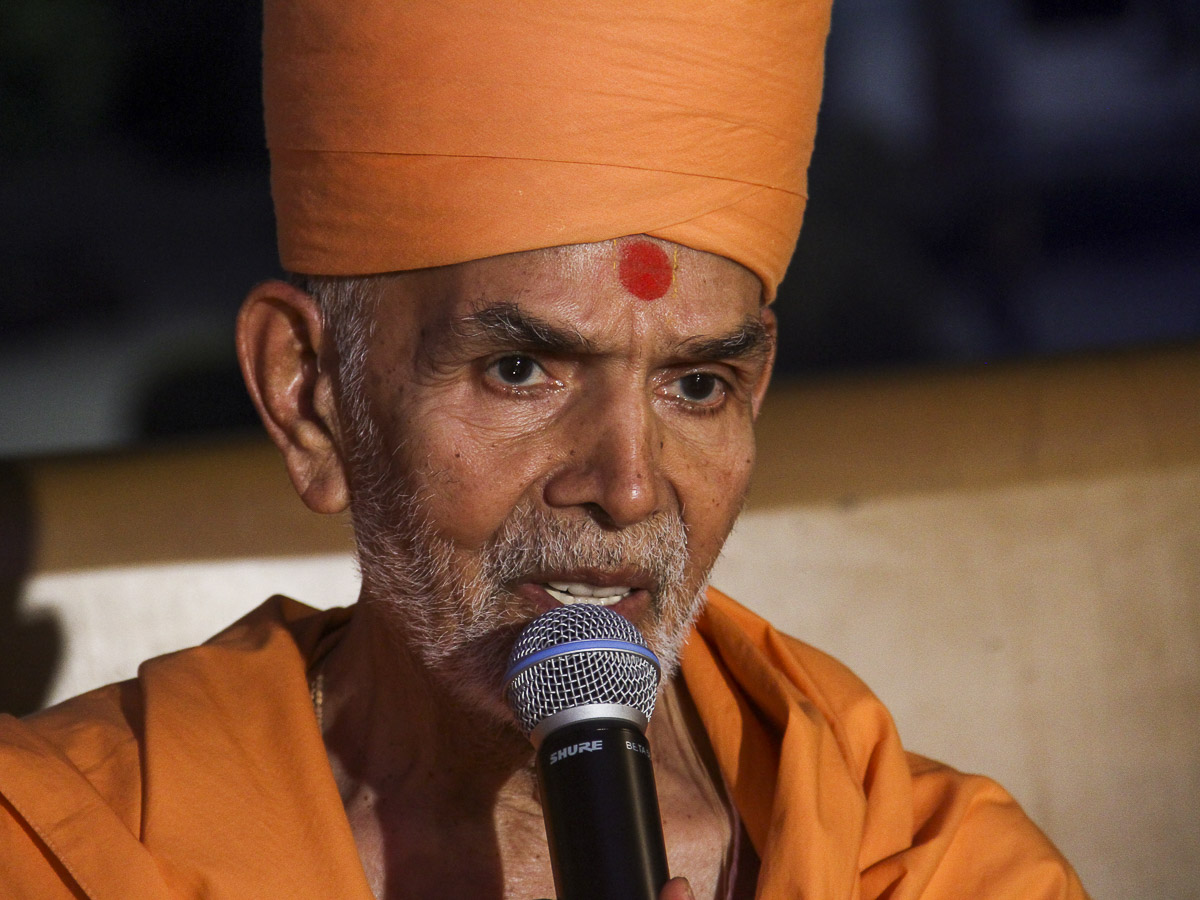 Param Pujya Mahant Swami blesses devotees, 29 Oct 2016