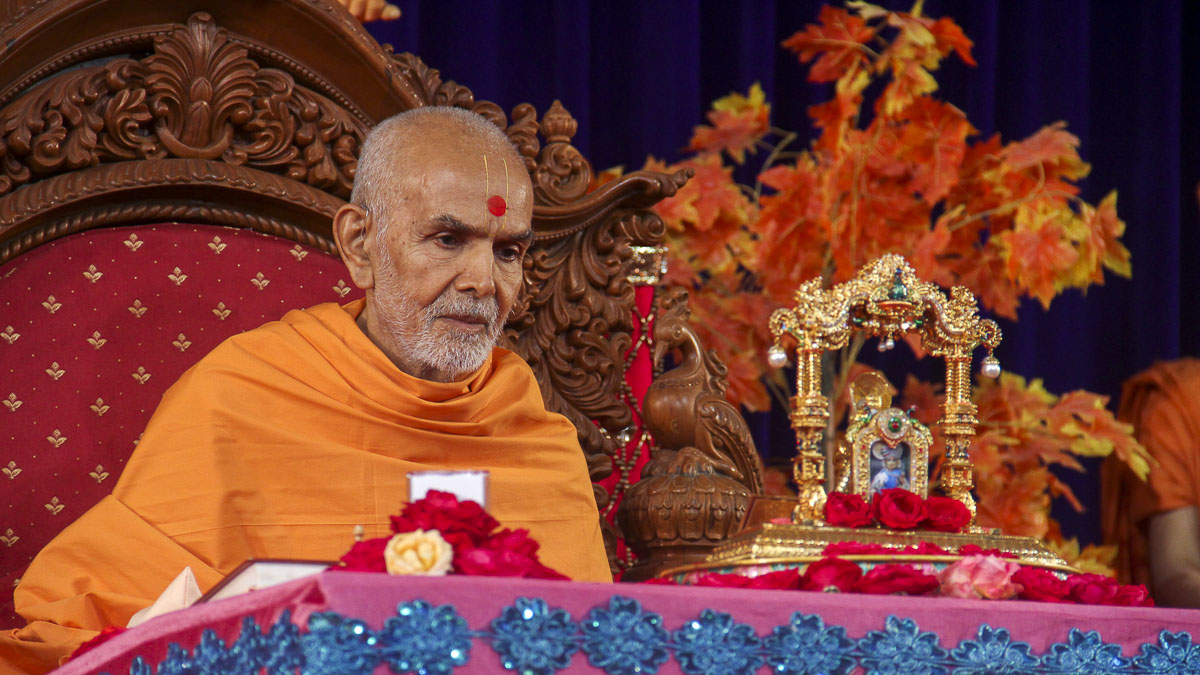 Param Pujya Mahant Swami performs his morning puja, 1 Nov 2016