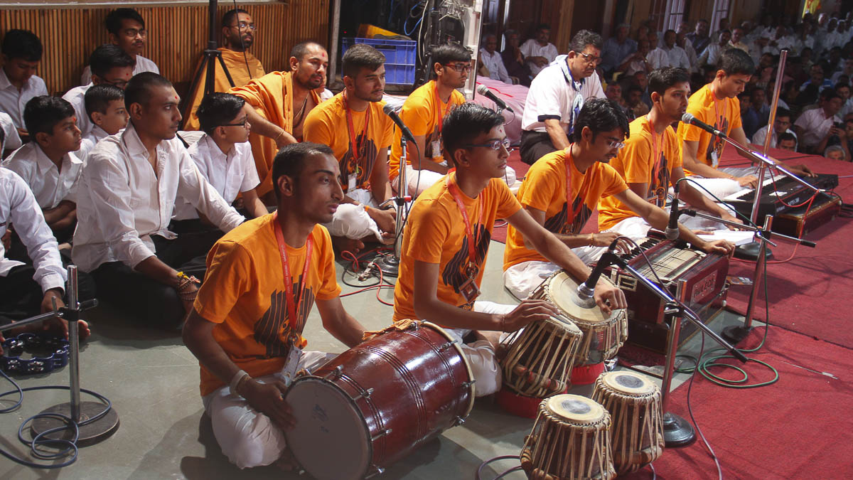 Youths sing kirtans in the Param Pujya Mahant Swami's morning puja, 1 Nov 2016