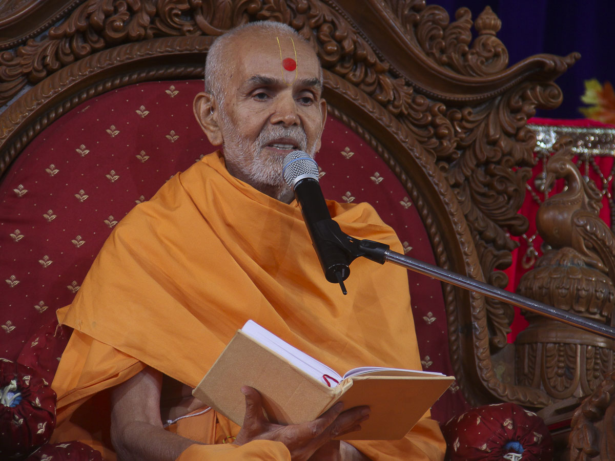 Param Pujya Mahant Swami blesses the morning satsang assembly, 1 Nov 2016