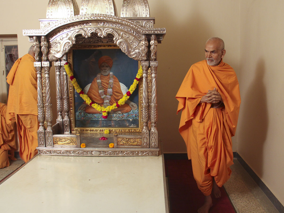 Param Pujya Mahant Swami performs pradakshina in Brahmaswarup Shastriji Maharaj's room, 2 Nov 2016