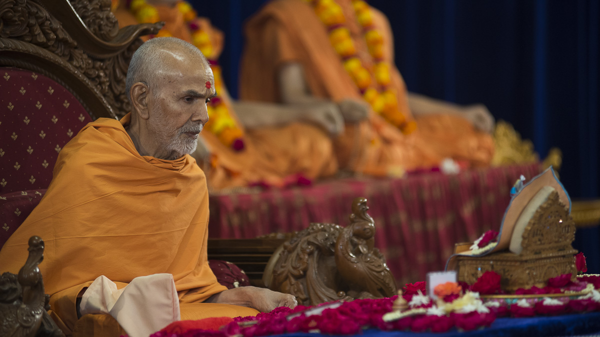 Param Pujya Mahant Swami performs his morning puja, 2 Nov 2016