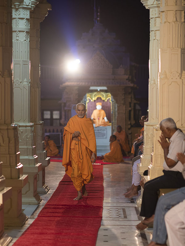 Param Pujya Mahant Swami performs pradakshina of the main mandir, 3 Nov 2016