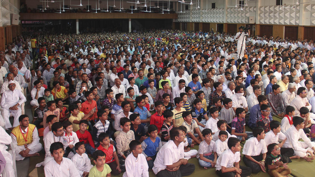 Children and devotees during the Bal Din assembly, 4 Nov 2016