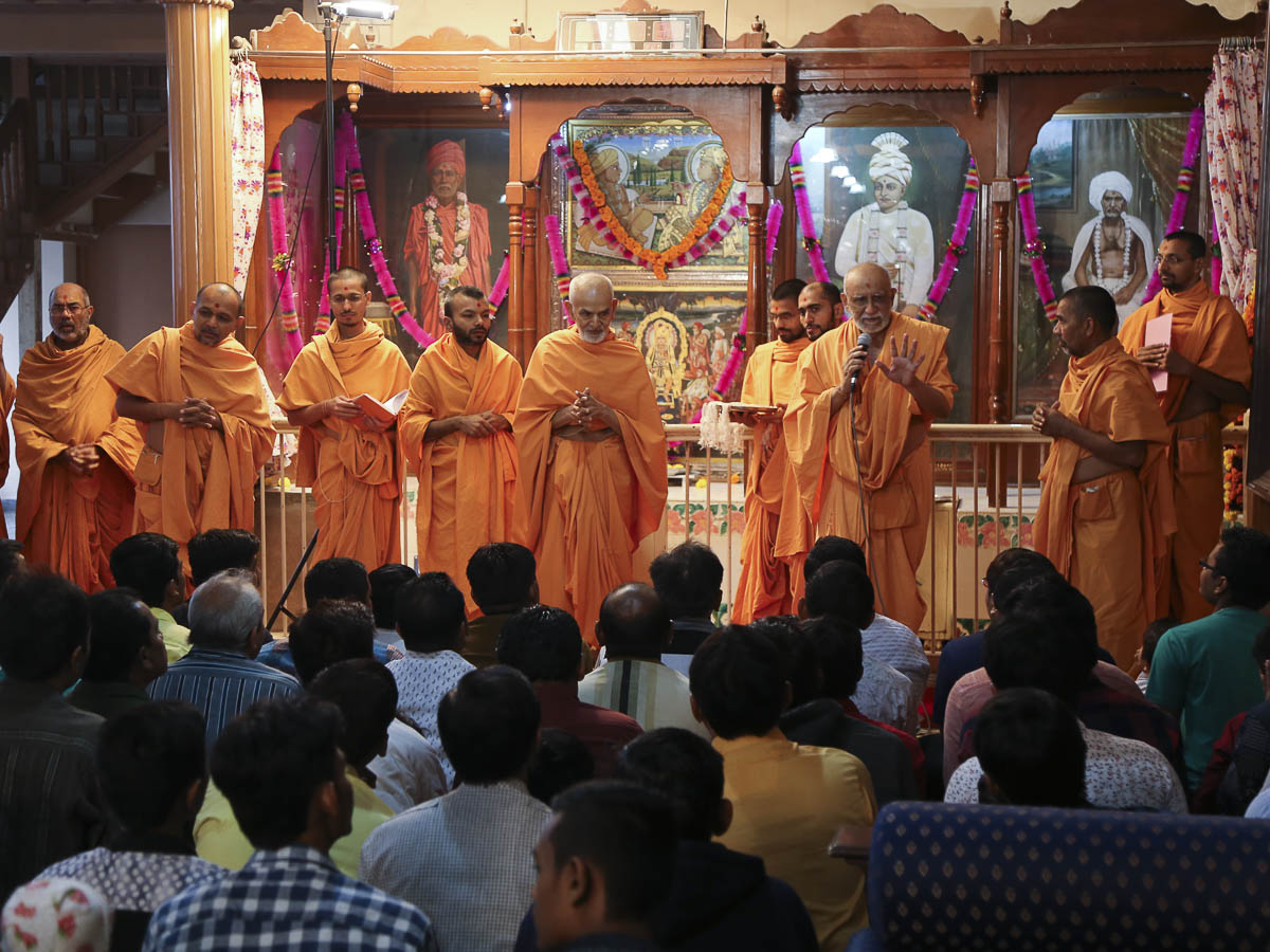 Param Pujya Mahant Swami gives vartman to devotees, 5 Nov 2016