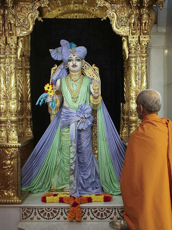 Param Pujya Mahant Swami engrossed in darshan of Shri Ghanshyam Maharaj, 5 Nov 2016