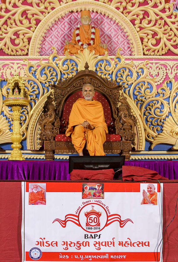 Param Pujya Mahant Swami on stage during the celebration assembly, 5 Nov 2016