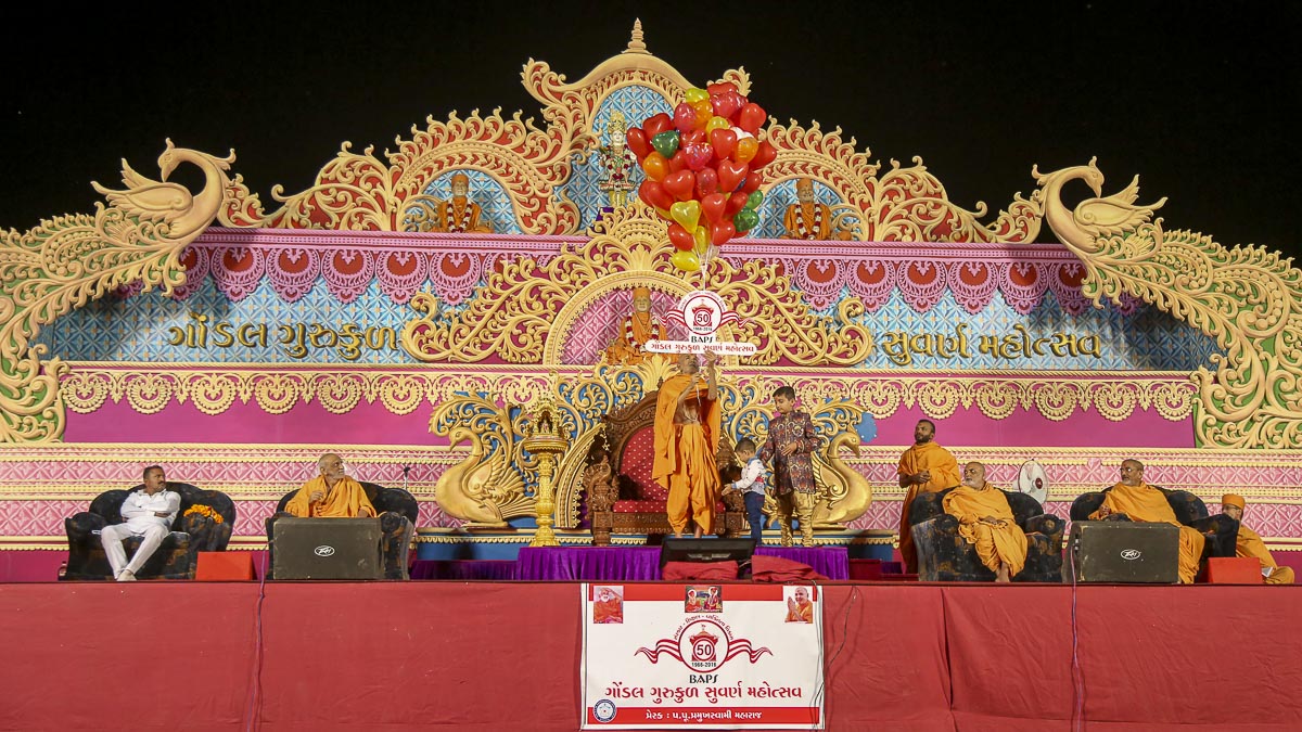 Param Pujya Mahant Swami releases balloons, 5 Nov 2016