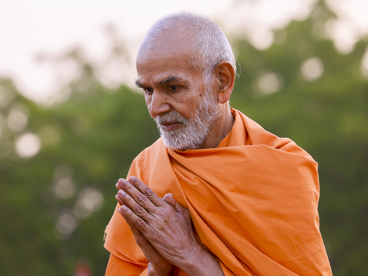 Param Pujya Mahant Swami observes rangoli, 6 Nov 2016