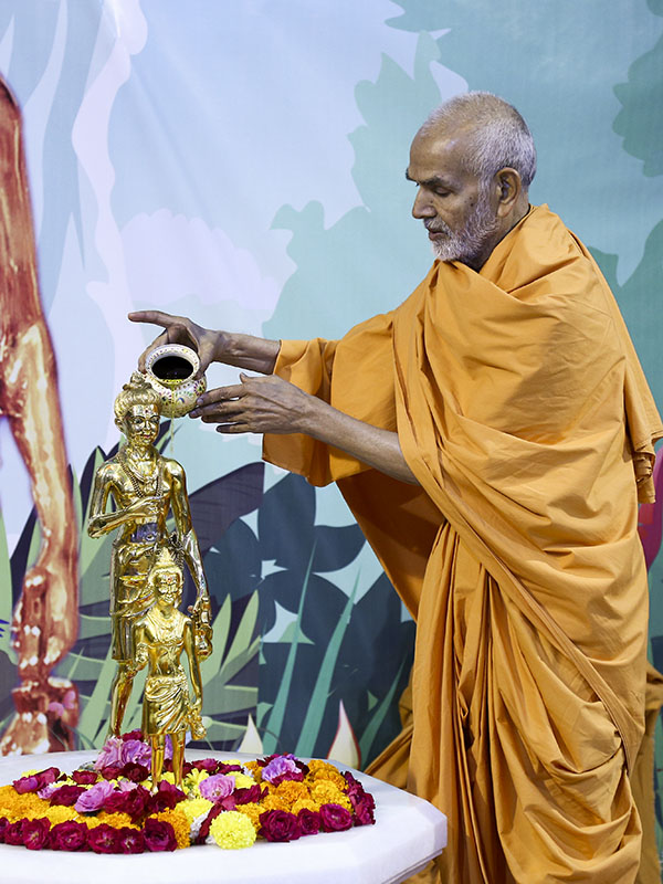 Param Pujya Mahant Swami performs abhishek of Shri Nilkanth Varni, 6 Nov 2016