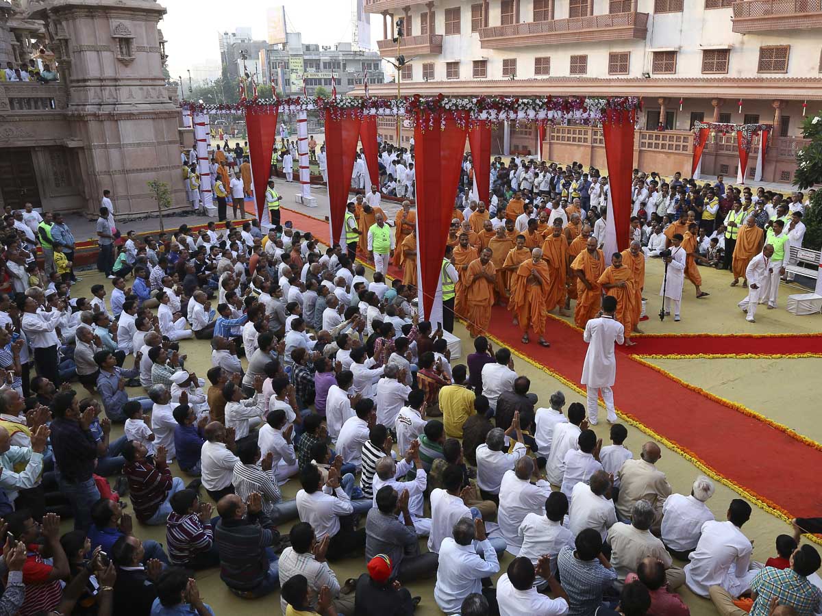 Param Pujya Mahant Swami greets devotees with 'Jai Swaminarayan', 6 Nov 2016